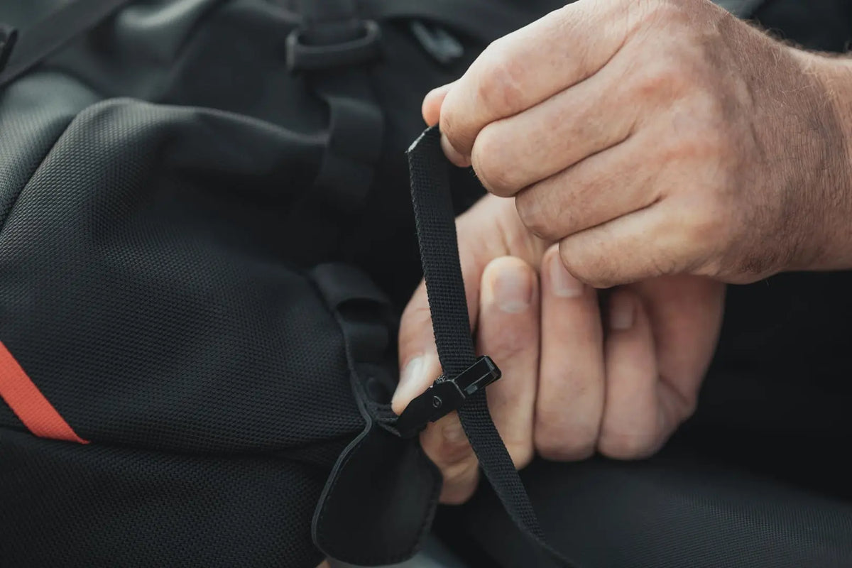 Bolsa trasera PRO Cargobag 1680D Nailon ballistic. Negro/Antracita. 50 l.