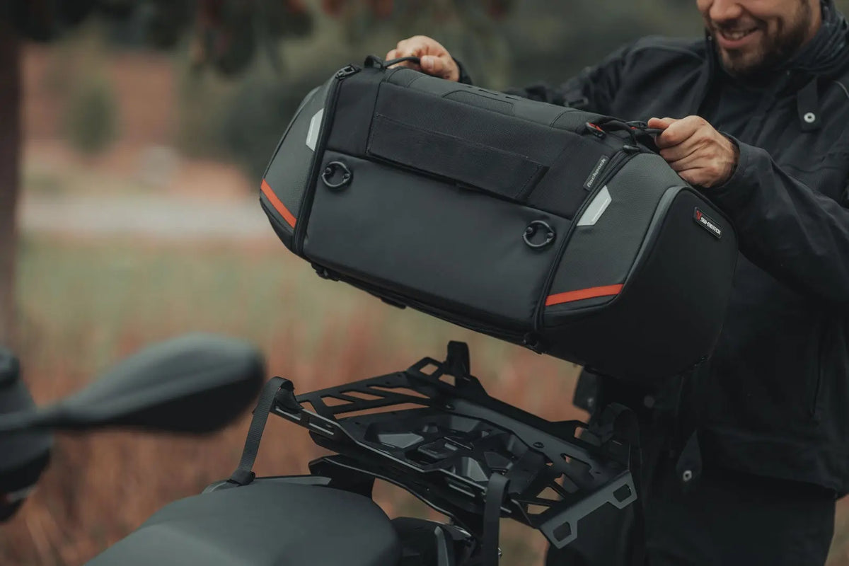 Bolsa trasera PRO Rackpack 1680D Nailon ballistic. Negro/Antracita. 32-42 l.