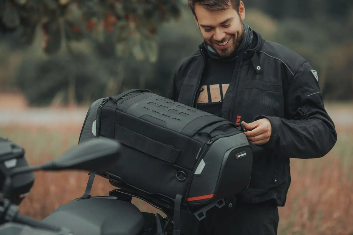Bolsa trasera PRO Rackpack 1680D Nailon ballistic. Negro/Antracita. 32-42 l.