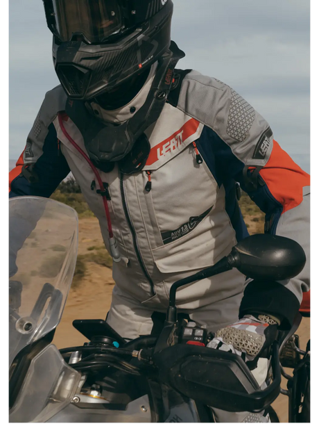 Motociclista equipado con casco y equipo de protección para moto, diseñado para uso urbano, touring y off-road