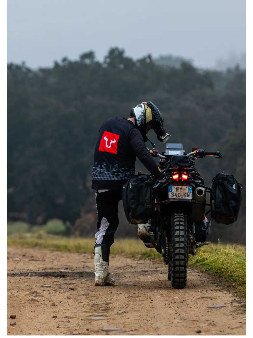 Motociclista equipado con casco y equipo de protección para moto, diseñado para uso urbano, touring y off-road