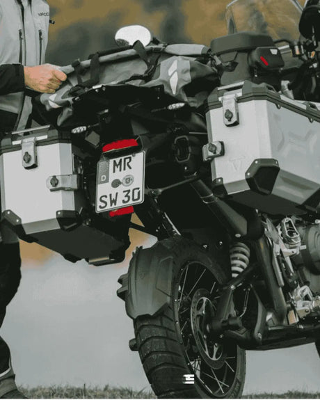 Motociclista equipado con casco y equipo de protección para moto, diseñado para uso urbano, touring y off-road