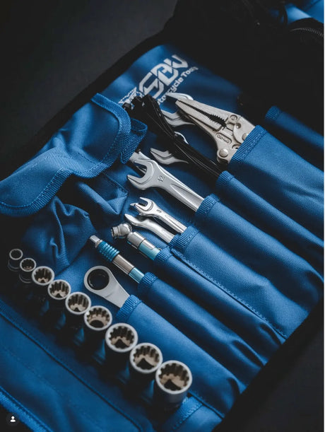 Motociclista equipado con casco y equipo de protección para moto, diseñado para uso urbano, touring y off-road