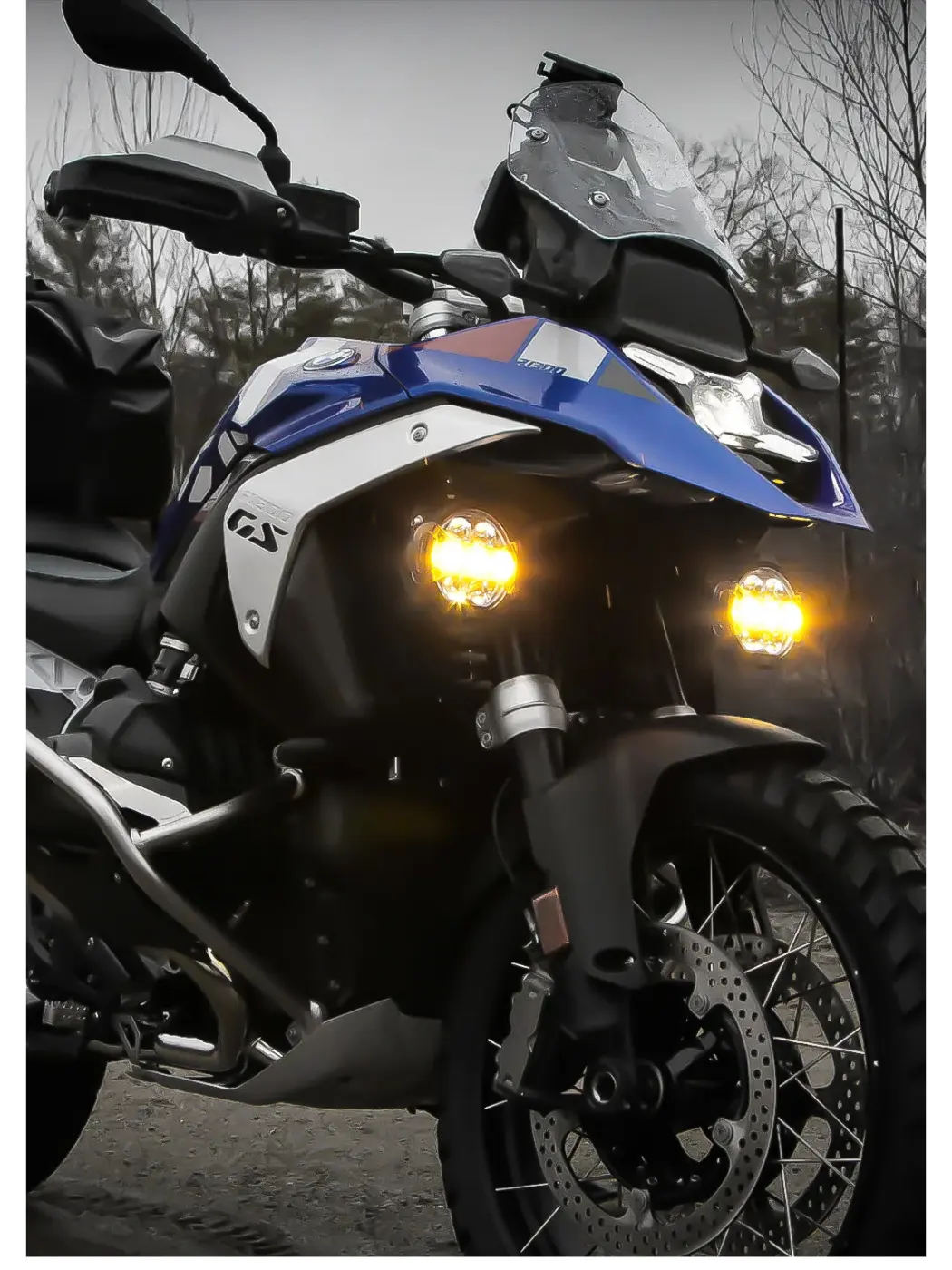Motociclista equipado con casco y equipo de protección para moto, diseñado para uso urbano, touring y off-road