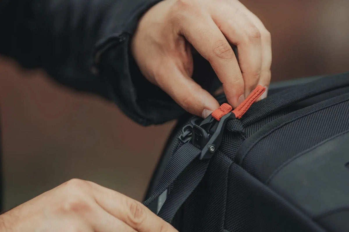 Bolsa trasera PRO Rackpack 1680D Nailon ballistic. Negro/Antracita. 32-42 l.