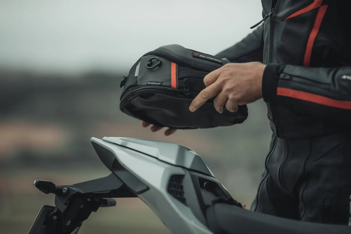 Bolsa trasera PRO Roadpack 1680D Nailon ballistic. Negro/Antracita. 8-14 l.